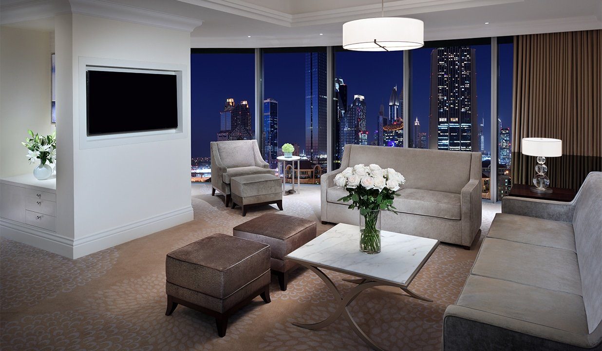 ADH_ADBOH_ROOMS_GRAND-DOWNTOWN-SUITE_LIVING-ROOM_AMBIENT_HR
